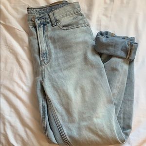 American Eagle light wash mom jeans